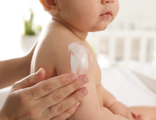 aplicare crema pe pielea bebelusului