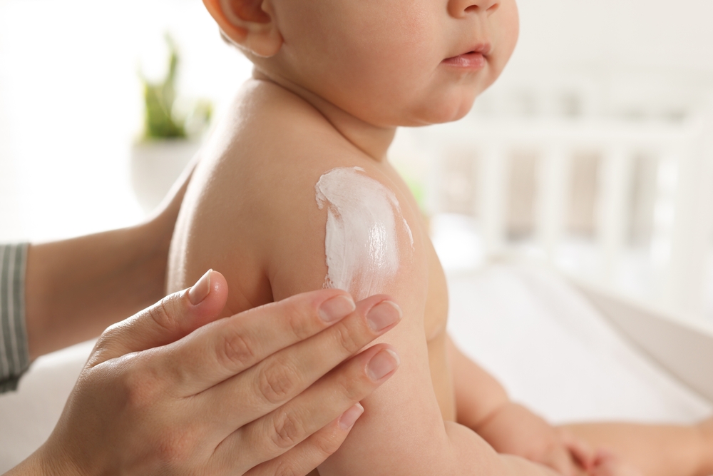 aplicare crema pe pielea bebelusului